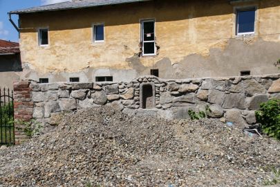 Mąkolno, pow. ząbkowicki; głowica kapliczki? w murze posesji