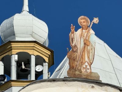 Żelazno, Kłodzko, fot. 2025; św. Marcin z Tours na bramie na cmentarz kościelny