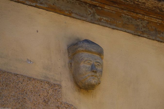 Karpniki, pow. karkonoski; głowa (maska) na północnej ścianie kościoła; XVI w.? autoportret budowniczego?