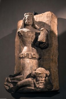 Klęcząca kobieta (przypuszczalnie św. Barbara klęcząca na postaci swojego ojca Dioskurosa); rzeźba nieznanego pochodzenia datowana na ok. 1380 r.; MN we Wrocławiu