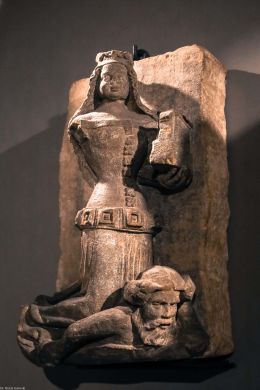 Św. Barbara klęcząca na postaci swojego ojca i prześladowcy Dioskurosa. Piaskowcowa rzeźba datowana na ok. 1380 r. w Muzeum Narodowym we Wrocławiu wykonana przez anonimowy "warsztat wrocławski". Odkryto ją w 1964 r. w murze jatki przy ul. Malarskiej we Wrocławiu (Stare Jatki). Kobieta przepasana jest charakterystycznym dla epoki pasem (dubsing, dupsing).