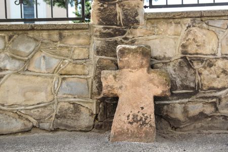Rogów, pow. wodzisławski, gm. Gorzyce; krzyż z piaskowca przy murze cmentarza kościelnego; według ustnego przekazu upamiętniał czasy, kiedy Szwedzi pustoszyli okolicę. Na jednym ramieniu wyryty krzyżyk. Kuliste wgłębienia na głowie i boku ramienia. Możliwe, że pozostałość zabiegów magicznych, ludowa medycyna (tzw. kubki, dołki pokutne (patrz fot.). W 2016 r. przeniesiony na plac, na północ od kościoła (patrz fot.)