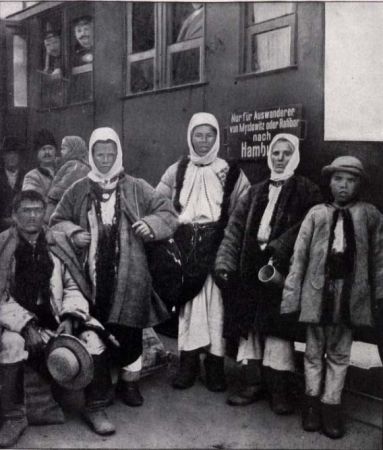Mieszkańcy Galicji na dworcu w Mysłowicach, 1910