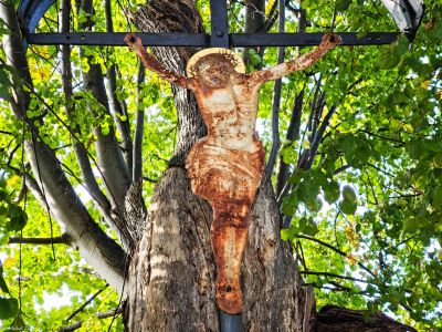 Grudza, Mirsk; krzyż z Chrystusem z blachy z 1846 r. (fot. 2025)