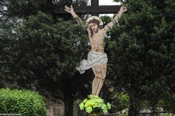 Drewniany krzyż przydrożny w Żelaznej