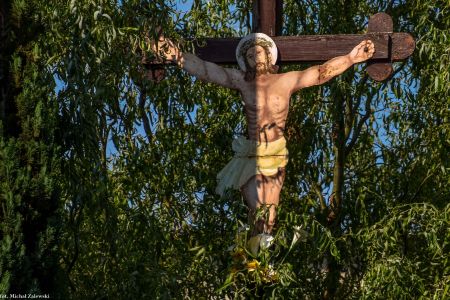 Krzyż przydrożny z blaszanym Chrystusem w Niewodnikach
