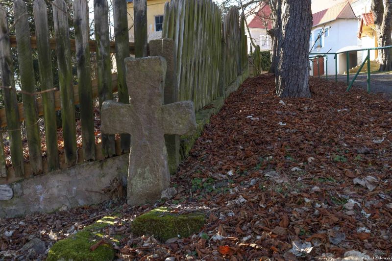 Plik:Pławna Dolna krzyż kamienny.jpg