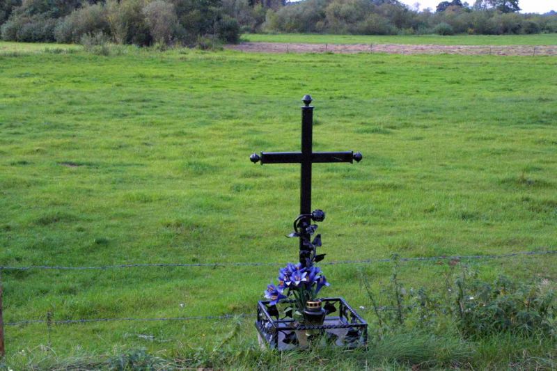 Plik:Przytuły krzyż metalowy.jpeg