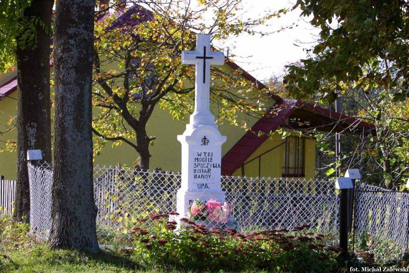 Plik:Nowiny Horynieckie mogiła.jpg