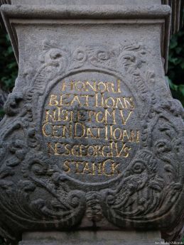 Lewin Kłodzki, Św. Jan Nepomucen; inskrypcja na tylnej ścianie cokołu