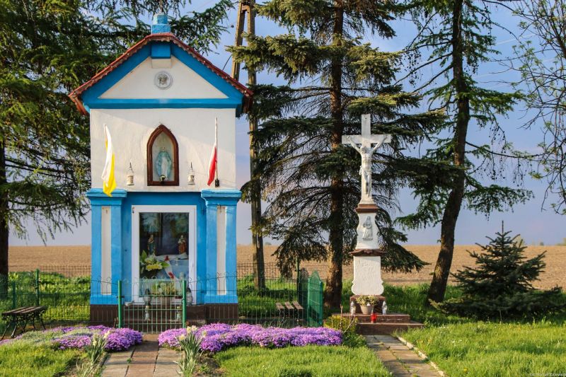 Plik:Dzierżkowice kapliczka.jpg