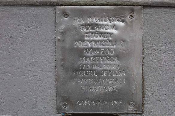 Gościszów, pow. bolesławiecki; kapliczka wnękowa z inskrypcją: Na pamiątkę Polakom którzy przywieźli z Nowego Martyńca (Jugosławia) figurę Jezusa i wybudowali podstawę. Gościszów 1946.