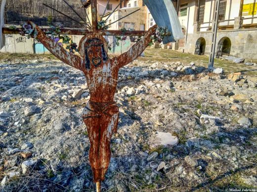 Jaworkigm. Szczawnica, krzyż przydrożny z Chrystusem malowanym na blasze, fot. 2019