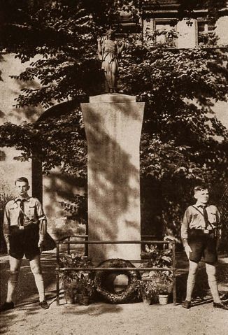 Ehrenmal der gefallenen Lehrer und Schüler des Staatlichen Matthiasgymnasiums, 1938