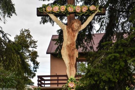 Drewniany krzyż przydrożny z blaszanym Chrystusem, Werynia pow. kolbuszowski