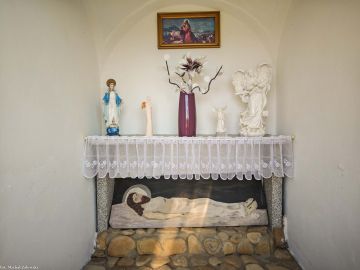 Jasiona, pow. prudnicki; współczesne wnętrze kapliczki z XVIII w. ufundowanej z wdzięczności Bogu za uzdrowienie jednego z członków rodziny Ruhner.