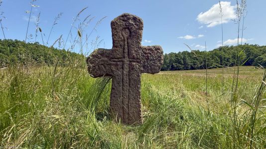 Łomnica (Czarne), pow. karkonoski, gm. Mysłakowice; kamienny krzyż z rytem miecza i datą 1786 (prawdopodobnie wtórną)