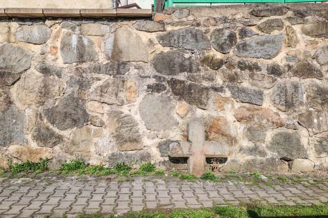 1. Krzyż kamienny z rytem wagi