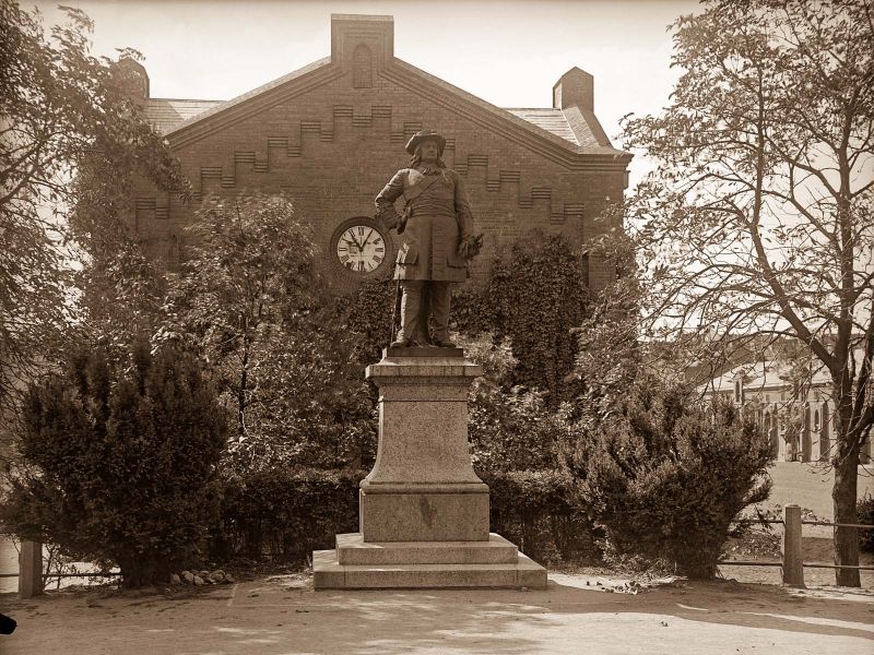 Plik:Pomnik Wielkiego Elektora.jpg