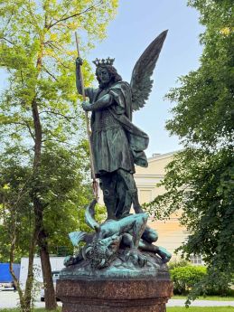 Jelenia Góra Cieplice, Park Zdrojowy – „Quis ut Deus”, 1903. Brązowa rzeźba autorstwa drezdeńskiego artysty Antona Rüllera, ufundowana przez rodzinę Schaffgotschów. Figura, ustawiona na dwumetrowym cokole, pierwotnie posiadała włócznię przebijającą Lucyfera; oryginał nie zachował się, a w 2012 roku zastąpiono go krótszą kopią.