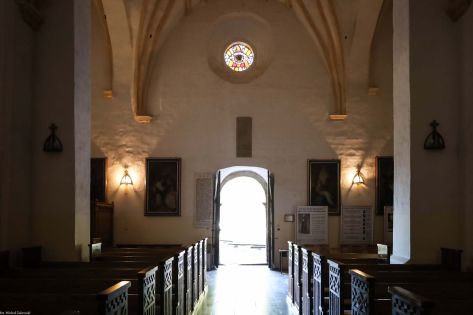 Kościół Ducha świętego; widok na zachodnią ścianę z płytą nagrobną Iwana Sapiehy