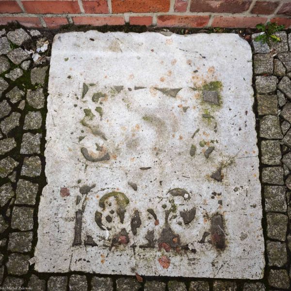 Plik:Płyta nagrobna fa 2.jpg