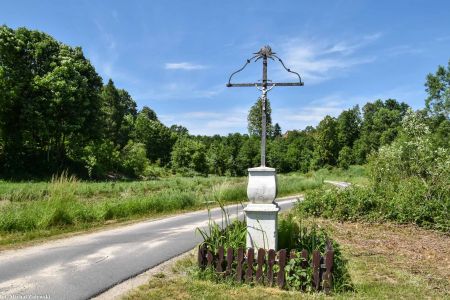 Metalowy krzyż przydrożny z Chrystusem z blachy