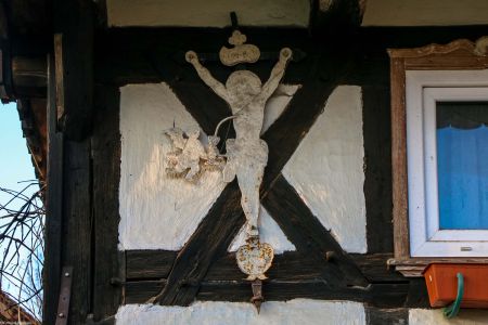 Wieszkowice (Pławna Górna), Lubomierz; krzyż z Chrystusem z blachy na domu (pochodzi prawdopodobnie z krzyża przydrożnego), XIX w.