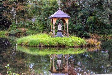 Przydrożna kapliczka brogowa w Chlewiskach