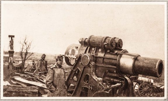"Chuda Emma" podczas bombardowania Przemyśla (maj/czerwiec 1915). W tle figura przydrożna. Haubica kalibru 305 mm produkowana była w latach 1911-1918 w zakładach Škoda w Pilźnie dla C. i K. Armii. Przeciwbetonowy pocisk o wadze 384 kg miał zasięg 9 600 m.