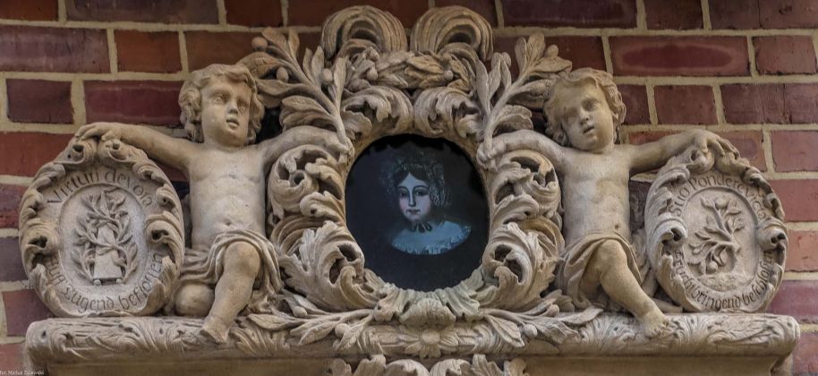 Fragment epitafium zmarłej w 1689 r. podczas porodu 19-letniej Elżbiety Zuzanny, żony pastora Georga Teubnera, czyli po prostu Eli Raczyńskiej, chyba z Leszna (tam przed Wrocławiem pracował Teubner). Pastor miał potem jeszcze trzy żony, zmarł w 1735 r. i też ma epitafium w kościele św. Elżbiety.