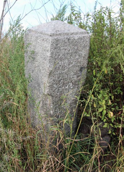 Plik:Strzelce, granitowy drogowskaz.jpeg