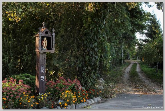 Przydrożna kapliczka słupowa w Zdunach