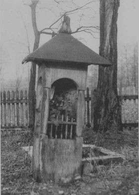 Kapliczka kłodowa nagrobna, cmentarz Puszcza Solska, Biłgoraj