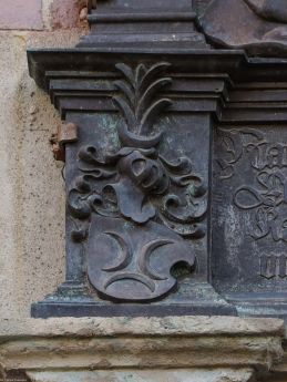 Herb Monau na epitafium Sebastiana Monau (zm. 1534) na południowej ścianie fary elżbietańskiej
