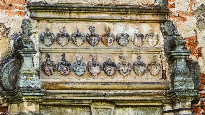 Herby na portalu; dwór w Starej Kraśnicy pow. złotoryjski