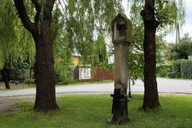 Monolitowa kamienna kapliczka przydrożna w Tyńcu Małym