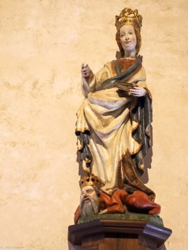 Święta Katarzyna. Zamek Karlsztejn. Rzeźba z około 1400 r. Święta z koroną na głowie, trzymającą księgę — co jest typowym atrybutem tej świętej, symbolizującym jej mądrość i wykształcenie. Pod jej stopami znajduje się postać mężczyzny w koronie, zapewne symbolizująca pokonanego cesarza Maksencjusza — zgodnie z legendą o męczeństwie św. Katarzyny Aleksandryjskiej, która zwyciężyła go w sporze filozoficznym.