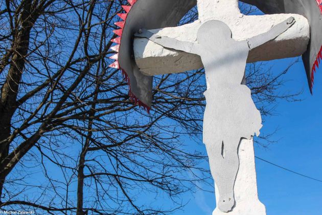 Chrystus z blachy na łemkowskiej figurze w Mochnaczce Niżnej, fot. 2019