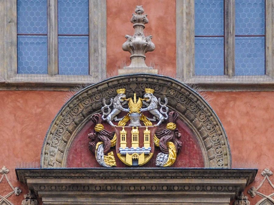 Praga Stare Miasto; herb miasta na Domu Kupca Kříže (Dům kramáře Kříže) będącego od 1458 roku częścią kompleksu Starego Ratusza; wygląd po udostojnieniu przez cesarza Fryderyka III w 1475 r.