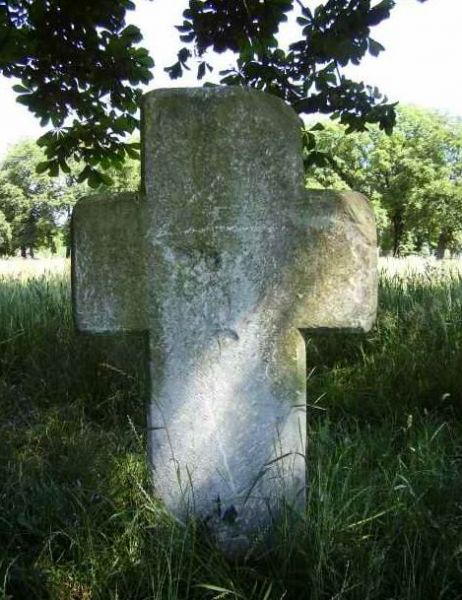 Plik:Lewin Brzeski, krzyż marmurowy.jpeg