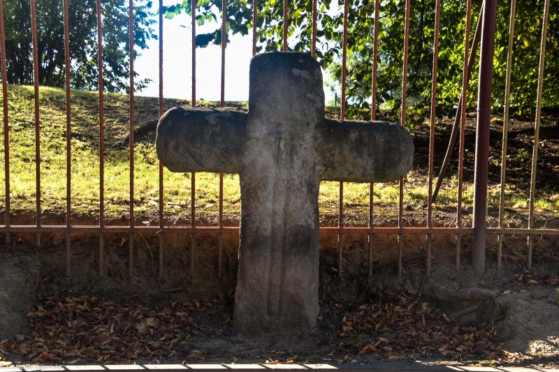 Plik:Niemcza krzyż kamienny.jpg