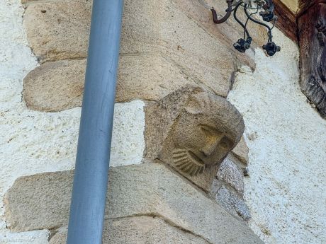 Miłków, pow. karkonoski. Tzw. „głowa Mongoła” w północnej ścianie prezbiterium, tuż pod dachem. Tego typu motyw bywa uznawany (choć bez uzasadnienia) za charakterystyczny dla kościołów pw. św. Jadwigi – matki księcia Henryka Pobożnego, poległego w bitwie z Mongołami pod Legnicą. W rzeczywistości mamy tu najpewniej do czynienia z gotyckim wspornikiem, wtórnie wykorzystanym podczas przebudowy świątyni w XVI wieku.