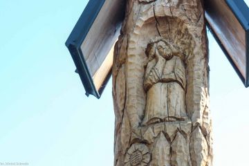 Słup z płaskorzeźbami Chrystusa Frasobliwego i św. Jana Nepomucena, Stary Uścimów