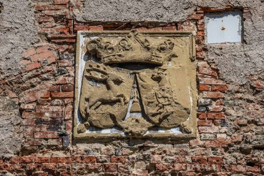 Herb małżeński Matthiasa Gottfrieda von Wunschwitz i Anny Feliciany Pachta von Rajov na wschodniej fasadzie zamku w Poběžovicach