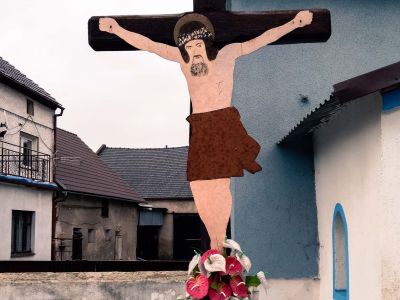 krzyż przydrożny z blaszanym Chrystusem w Ścinawie Nyskiej