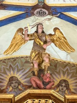 Andrzejewo, woj. mazowieckie, pow. ostrowski; Archanioł Michał w zwieńczeniu ołtarza w kościele pw. św. Bartłomieja, pocz. XVIII w.