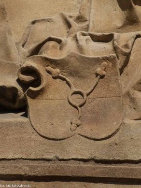 Herb Hansa Scholze z lewej strony inskrypcji