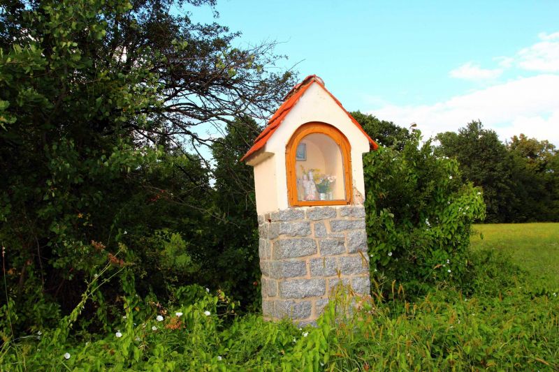 Plik:Strzelce, kapliczka wnękowa.jpeg