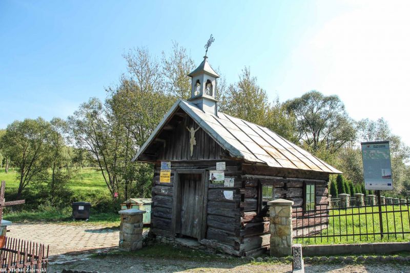 Plik:Jaśliska kaplica cmentarna.jpg